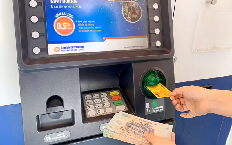 Việc nhận lương hưu, trợ cấp BHXH, BH thất nghiệp qua thẻ ATM mang lại nhiều tiện ích cho người dân. Ảnh: MINH THƯ