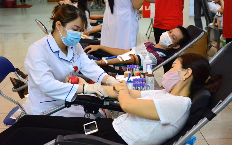 Một phần lượng máu hiến tặng sẽ được Viện Huyết học - Truyền máu Trung ương điều phối, hỗ trợ các bệnh viện ở các tỉnh phía nam để điều trị, cấp cứu cho bệnh nhân Covid-19.