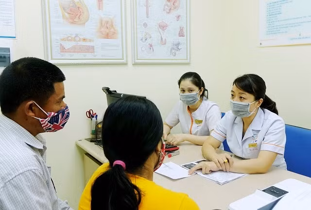 BS Lê Thị Thu Hiền đang tư vấn cho các cặp vợ chồng hiếm muộn.