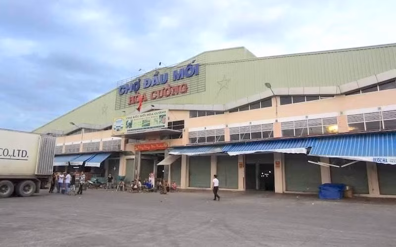 Chợ đầu mối Hoà Cường, nơi BN 987 buôn bán.