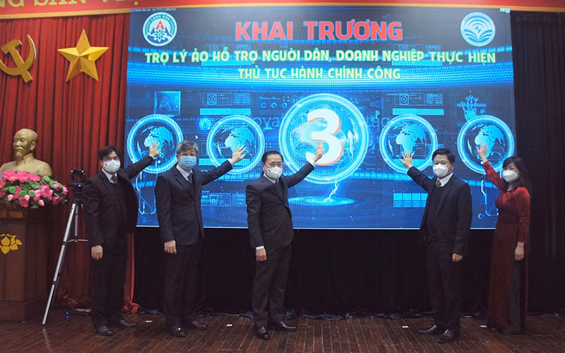 Lãnh đạo UBND tỉnh Lạng Sơn, cùng các đại biểu bấm nút khai trương trợ lý ảo “iSee Lạng Sơn”.
