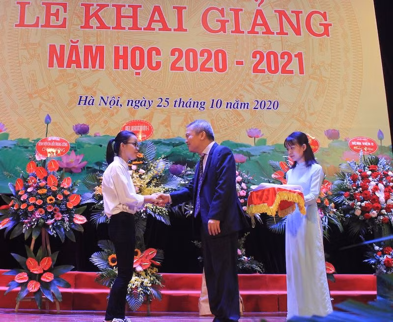 GS,TS Lê Ngọc Thành trao tặng áo blouse cho tân sinh viên Hoàng Thị Huyền, thủ khoa Khoa Y Dược năm 2020