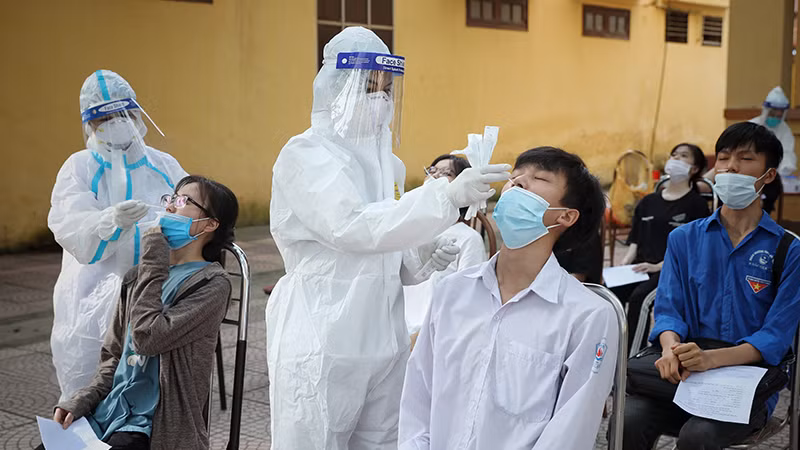Lấy mẫu xét nghiệm cho các học sinh, giáo viên... tham gia kỳ thi tốt nghiệp THPT năm 2021 tại điểm thi Trường THPT Việt Yên 1 (Việt Yên, Bắc Giang) sáng 4/7.
