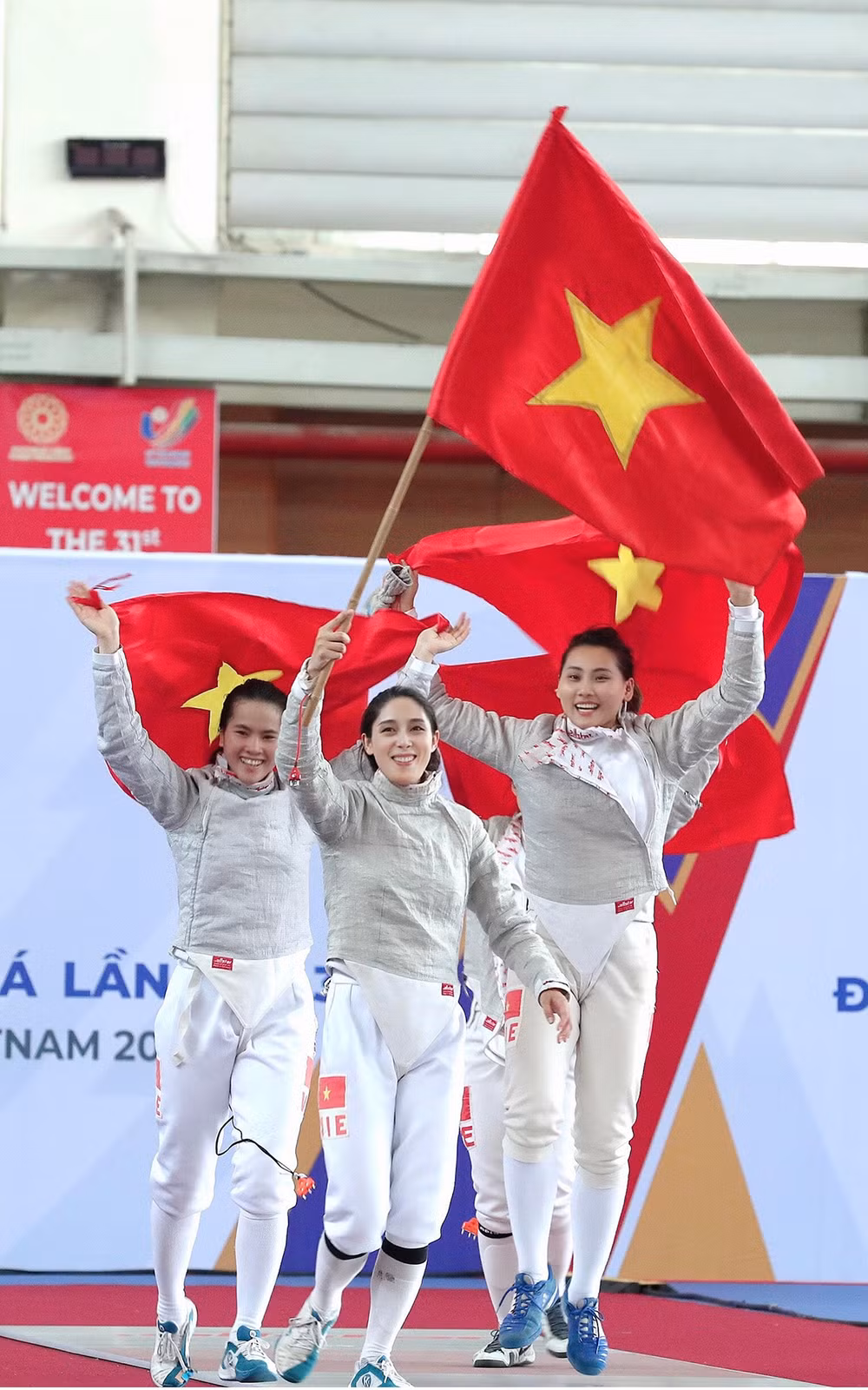 Ảnh đẹp SEA Games 31: Phần thi đồng đội của Đội tuyển Kiếm liễu nữ Việt Nam -1