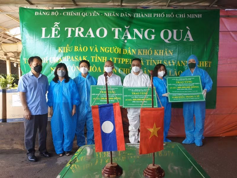 Đại diện Ủy ban về Người Việt Nam ở nước ngoài TP Hồ Chí Minh trao qua cho các đơn vị.