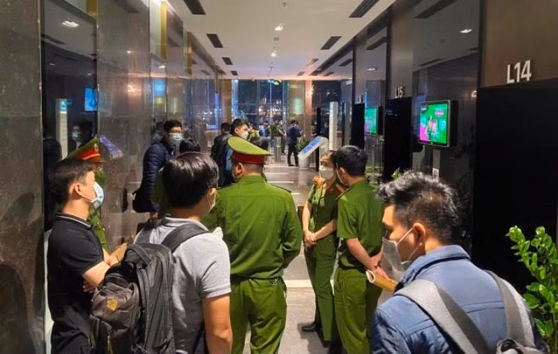 Cơ quan chức năng khám xét tại trụ sở Tập đoàn FLC.