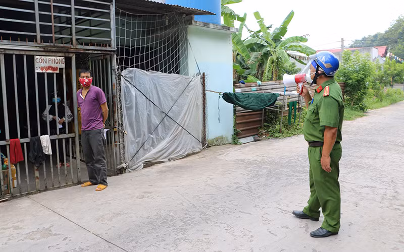 Cảnh sát khu vực ở phường Tam Phước, TP Biên Hòa, tỉnh Đồng Nai phát loa vận động người dân ở trọ tham gia xét nghiệm Covid-19.
