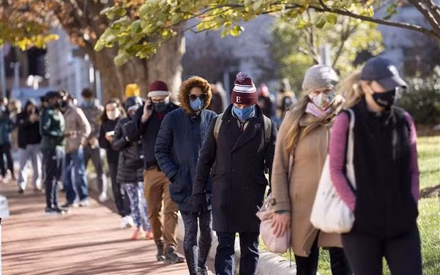 Người dân xếp hàng chờ xét nghiệm Covid-19 tại Washington, D.C., Mỹ, ngày 23-11-2020. (Ảnh: THX/TTXVN)