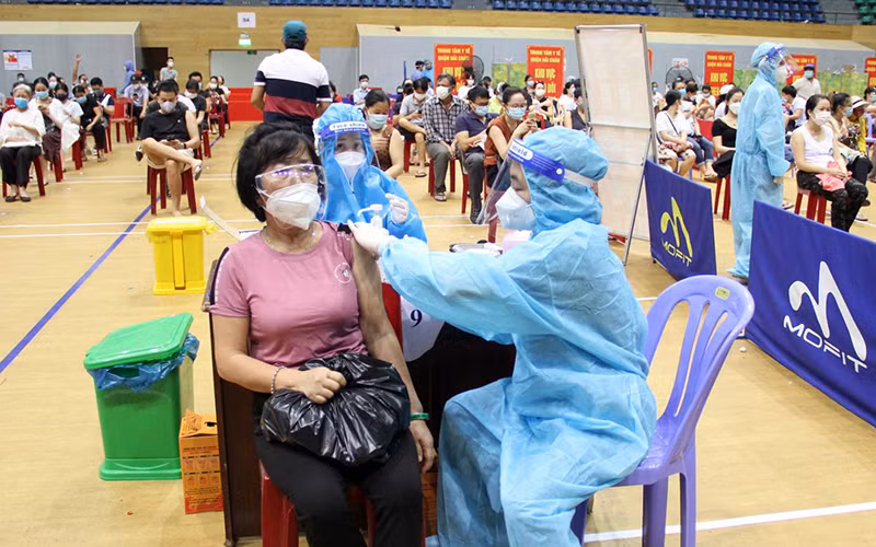 Trung tâm Y tế quận Hải Châu (Ðà Nẵng) tiêm vắc-xin cho hơn 5.000 người dân trong ngày 15/9. 