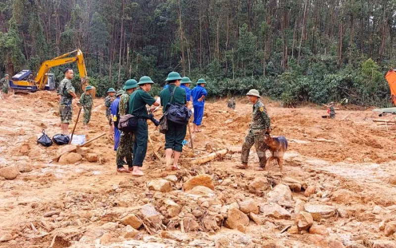 Hiện trường các lực lượng cứu hộ, cứu nạn tìm kiếm những người mất tích tại khu vực Tiểu khu 67, Trạm Kiểm lâm sông Bồ (Ảnh: Công Hậu).