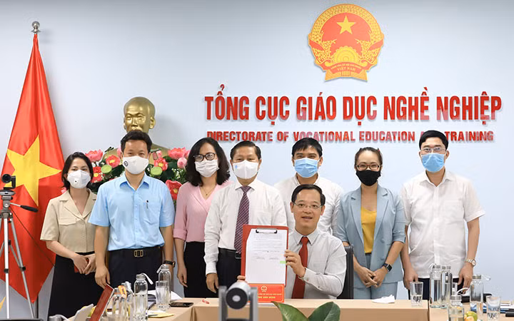 Lễ ký kết diễn ra theo hình thức trực tuyến ở hai đầu cầu Hà Nội và Thành phố Hồ Chí Minh (Ảnh: GDVT).