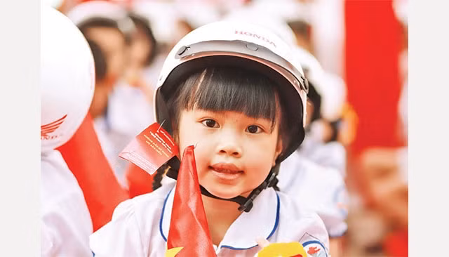 Đội mũ bảo hiểm cho trẻ góp phần giảm tai nạn giao thông cho các em (Ảnh minh họa).