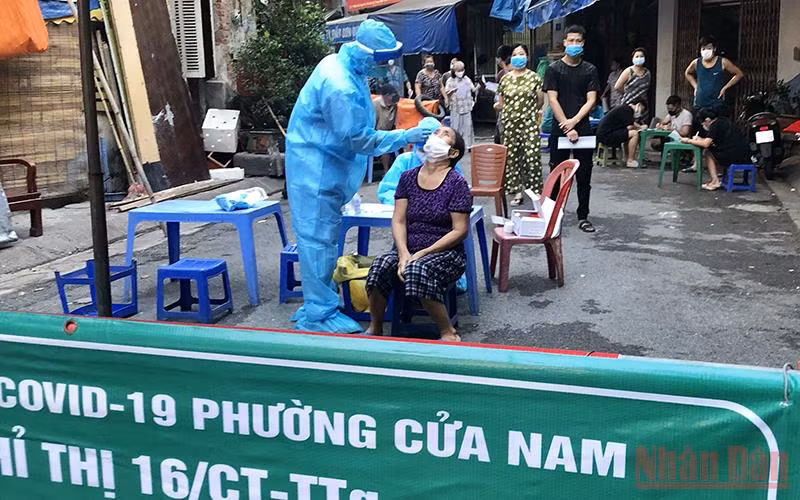 Xét nghiệm diện rộng tại Hà Nội. (Ảnh: DUY LINH)