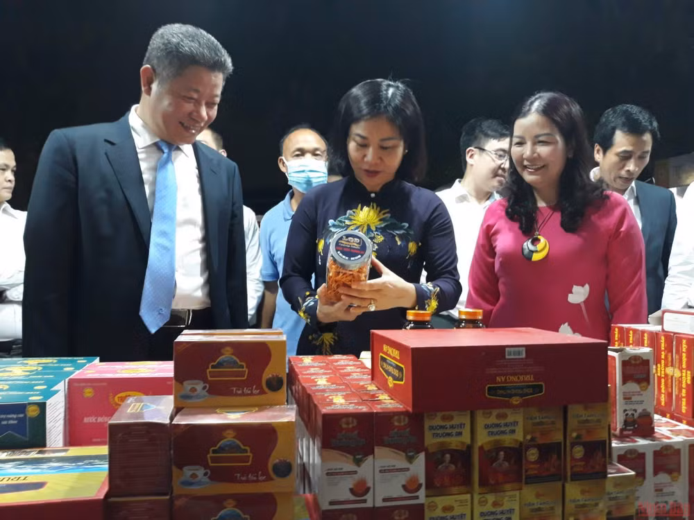 Các đại biểu ấn nút khai mạc Chương trình Khuyến mại tập trung TP Hà Nội năm 2022.