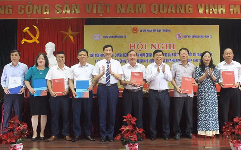 Lễ ký kết hợp đồng tín dụng, hợp tác kinh doanh giữa ngân hàng và doanh nghiệp.