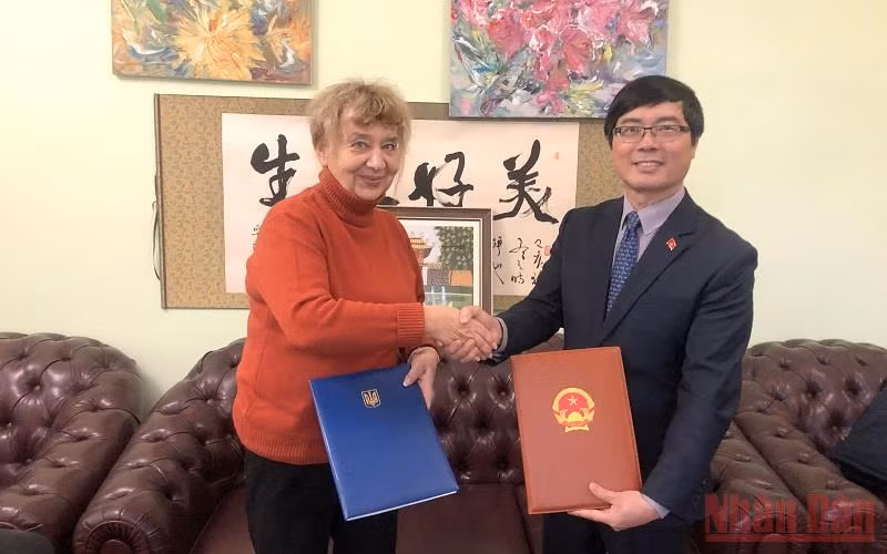Đại sứ Nguyễn Hồng Thạch và bà N.V.Zaimenko ký thỏa thuận hợp tác.
