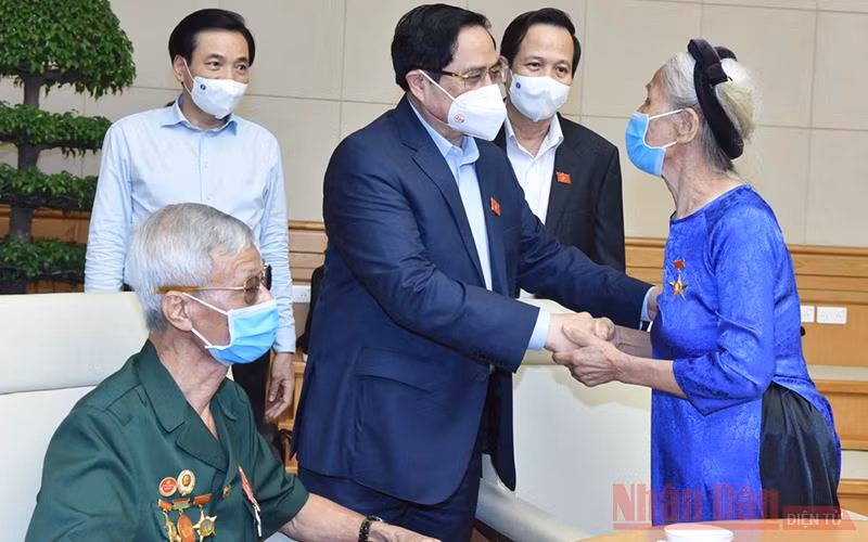 Thủ tướng Phạm Minh Chính gặp mặt các đại diện tiêu biểu người có công với cách mạng, thân nhân liệt sĩ nhân kỷ niệm 74 năm Ngày Thương binh - Liệt sĩ. (Ảnh: Trần Hải)