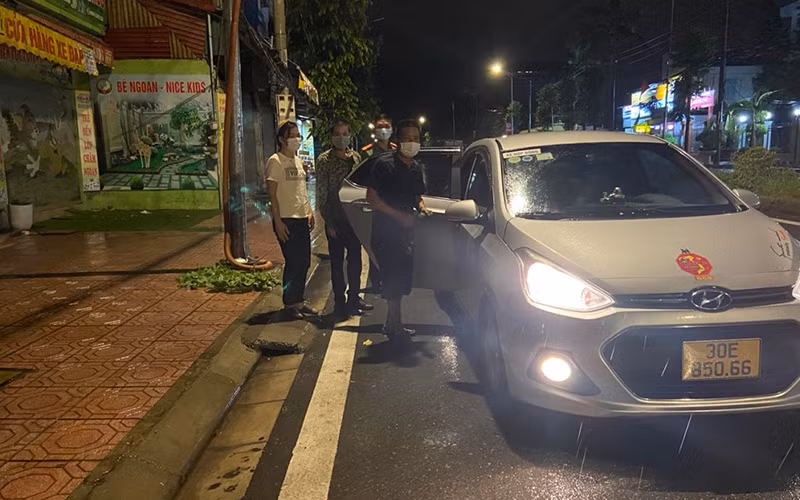 Tổ công tác cùng người dân nhiệt tình giúp đỡ vợ chồng anh Tá.
