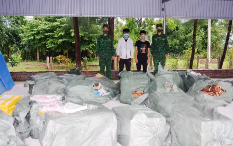 Các đối tượng cùng tang vật tại Đồn Biên phòng Trà Cổ, Quảng Ninh.