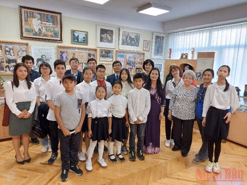 Lớp học tiếng Việt và đại diện Đại sứ quán chụp ảnh lưu niệm tại Phòng trưng bày Hồ Chí Minh (Ảnh: QUẾ ANH)