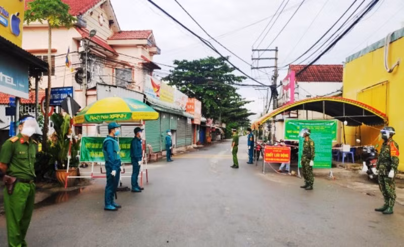 Kiểm soát, kiểm tra người dân lưu thông trong thời gian thực hiện giãn cách xã hội tại huyện Củ Chi.