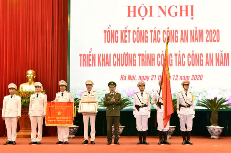 Bộ trưởng Công an Tô Lâm trao danh hiệu Anh hùng lực lượng vũ trang nhân dân tặng Công an quận Long Biên (Hà Nội). (Ảnh: DUY LINH)