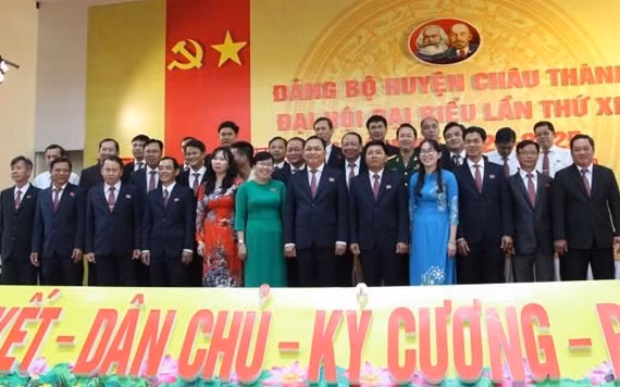 Ra mắt Ban Chấp hành khóa mới.
