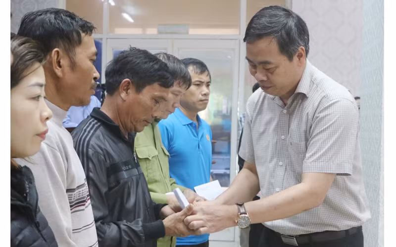 Phó Bí thư Thường trực Tỉnh ủy Quảng Trị Nguyễn Đăng Quang trao tiền hỗ trợ thân nhân các liệt sĩ.