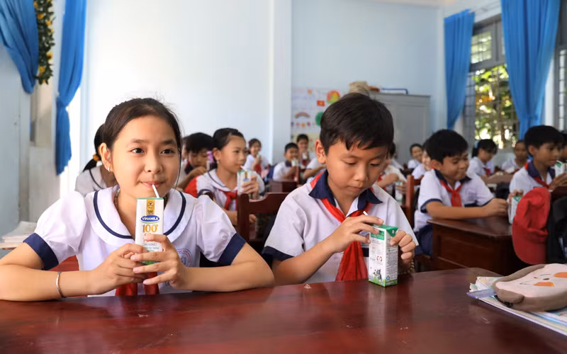 Các em học sinh mầm non, tiểu học tỉnh Bến Tre hiện đang được uống 3 hộp sữa/ngày theo chương trình Sữa học đường của tỉnh.