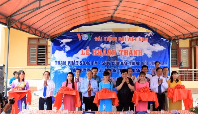 Đại biểu cắt băng khánh thành Trạm phát sóng FM trên đảo Lý Sơn.