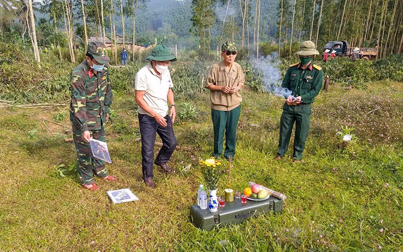 CCB Đặng Hà Thụy (người thứ hai, từ trái qua) đang ở thực địa hố chôn tập thể liệt sĩ ở đồi Xuân Sơn.
