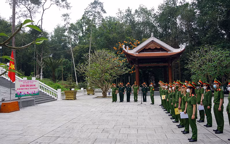 Ðoàn Thanh niên và Hội Phụ nữ Cục Cảnh sát quản lý hành chính về trật tự xã hội (Bộ Công an) tổ chức lễ báo công dâng Bác tại Khu di tích K9, tháng 3/2022. (Ảnh Ngọc Hà) 