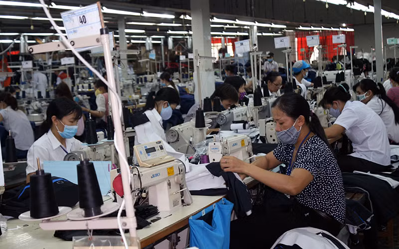 Sản xuất hàng may mặc xuất khẩu tại Công ty cổ phần Ðồng Tiến (Ðồng Nai). 