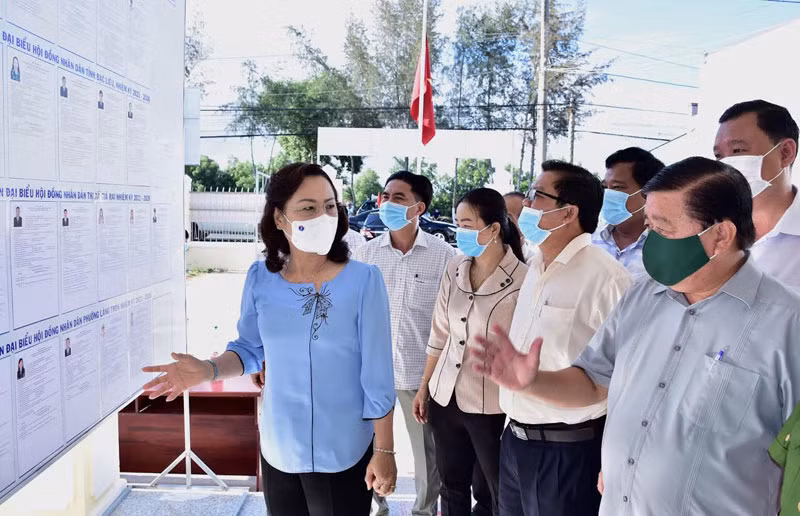 Lãnh đạo tỉnh Bạc Liêu kiểm tra công tác chuẩn bị tại các điểm bầu cử vùng xa trong tỉnh. 