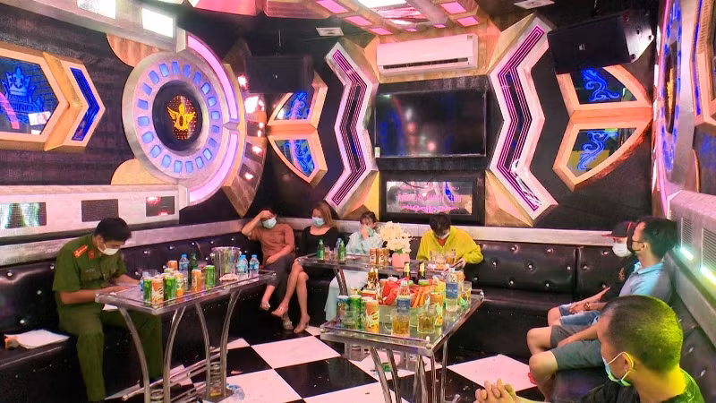Cơ quan chức năng lập biên bản quán karaoke Night Club vi phạm quy định phòng, chống dịch.