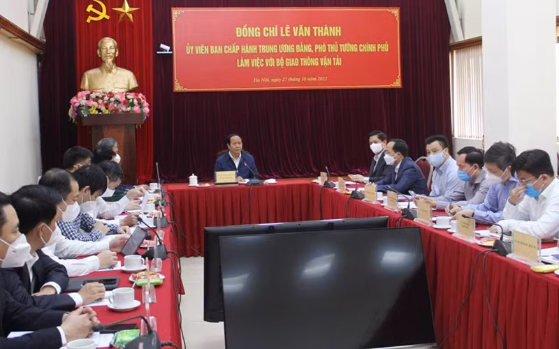 Tại buổi làm việc.