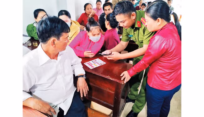 Công an xã Tân Hòa (Buôn Đôn, Đắk Lắk) hướng dẫn người dân kết nối trang zalo an ninh trật tự.