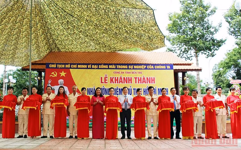 Lãnh đạo tỉnh Bến Tre cắt băng khánh thành công trình Nhà tưởng niệm Chủ tịch Hồ Chí Minh.