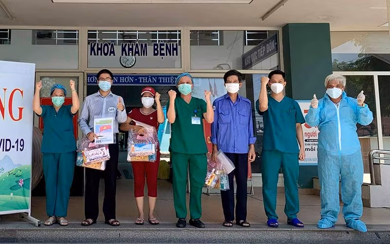 Các bệnh nhân được công bố khỏi bệnh tại Trung tâm Y tế Hòa Vang.
