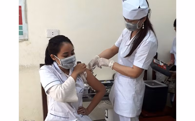 Trung tâm Y tế TP Hưng Yên tổ chức tiêm phòng Covid-19 cho cán bộ, nhân viên y tế của trung tâm.