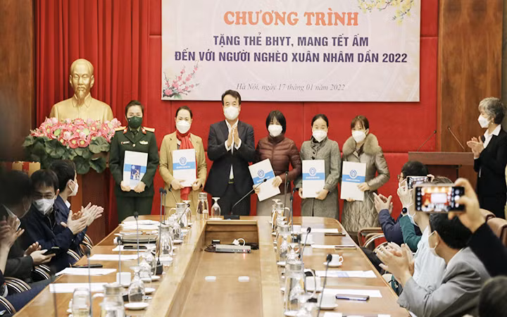 Đại diện các phòng công tác xã hội tại các bệnh viện tuyến trung ương nhận những phần quà từ chương trình để gửi tới các bệnh nhân. Ảnh: THANH HẰNG