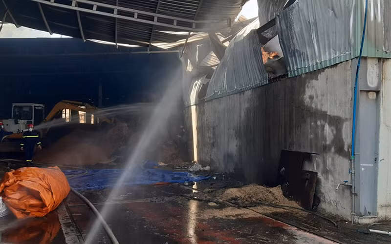 Điều tra vụ cháy lớn tại công ty chế biến gỗ ở Đồng Nai -0