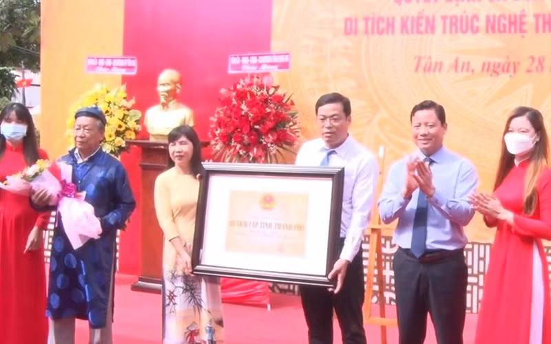 Lãnh đạo UBND tỉnh Long An trao Bằng xếp hạng đình Bình Lập là di tích kiến trúc nghệ thuật cấp tỉnh.