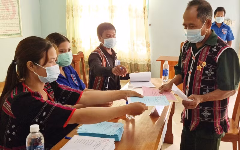 Người dân biên giới huyện Nam Giang tham gia bầu cử.