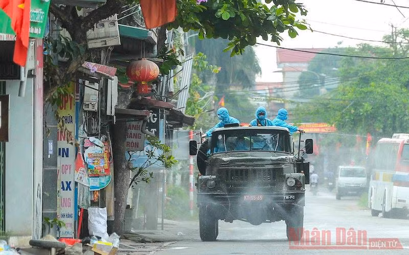 Phun hoá chất tiêu độc, khử khuẩn tại xã Tô Hiệu, huyện Thường Tín (Hà Nội). (Ảnh: ĐỖ MINH)