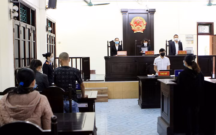 Phiên tòa xét xử vụ án bạo hành trẻ em xảy ra tại cơ sở mầm non thuộc phường Tiền Phong, thành phố Thái Bình, tỉnh Thái Bình. (Ảnh THẾ DUYỆT)