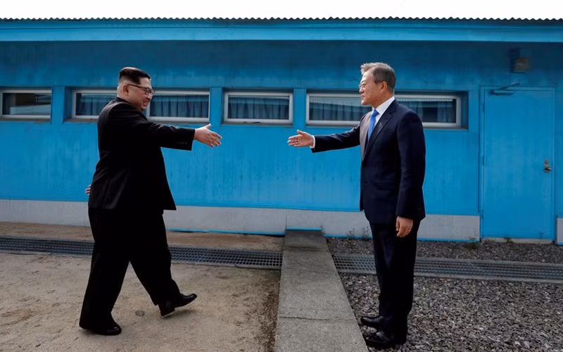 Tổng thống Hàn Quốc Moon Jae-in và nhà lãnh đạo Triều Tiên Kim Jong-un bắt tay nhau tại làng đình chiến Panmunjom, ngày 27/4/2018. (Ảnh: Reuters)
