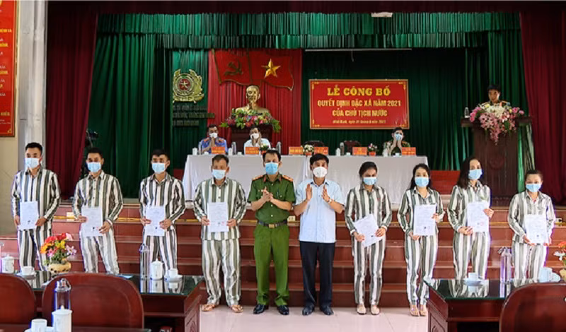 Lễ công bố Quyết định đặc xá năm 2021 của Chủ tịch nước cho phạm nhân tại trại Ninh Khánh. Ảnh: Đài Phát thanh và Truyền hình Ninh Bình. 