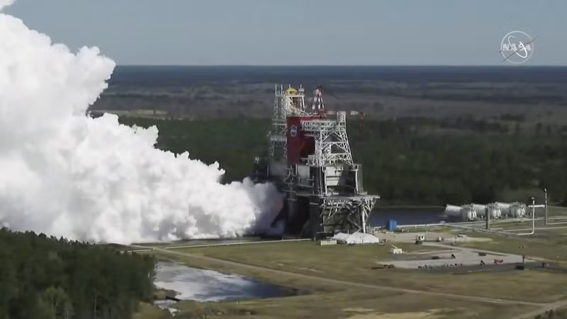 Hệ thống Phóng Không gian, tên lửa đẩy lên mặt trăng của NASA, được thử nghiệm tại Trung tâm Vũ trụ Stennis vào ngày 18-3. Ảnh: NASA.