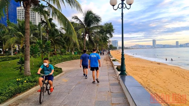 Người dân Quy Nhơn tập thể dục và tắm biển tại khu vực Công viên biển Quy Nhơn.